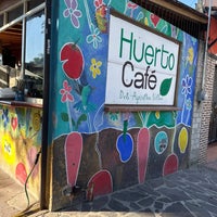 Foto diambil di Huerto Café oleh Fer V. pada 12/28/2022
