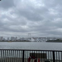 Photo taken at アーバンランチ お台場海浜公園乗船場 by Jocelyn L. on 3/25/2023
