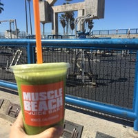 Photo taken at Muscle Beach Juice Bar by Marian E. on 4/16/2016