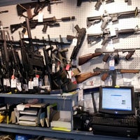 รูปภาพถ่ายที่ Collectors Firearms โดย BossHog เมื่อ 11/30/2012