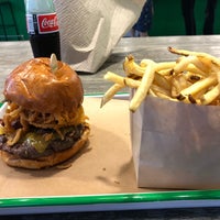 Photo taken at Buff Burger by Liz Hdz on 6/5/2018