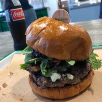 Photo taken at Buff Burger by Liz Hdz on 6/5/2018