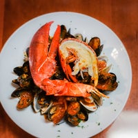 Foto diambil di Captain&amp;#39;s Catch Seafood Restaurant oleh Captain&amp;#39;s Catch Seafood Restaurant pada 1/6/2017