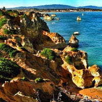 Foto tirada no(a) Praia do Camilo por Paulo T. em 9/4/2013