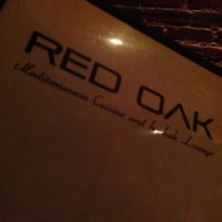 Foto tomada en RED OAK Restaurant &amp;amp; Bar &amp;amp; Hookah Lounge  por Corey S. el 3/3/2013