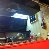 Photo prise au Mama&amp;#39;s Pizza Kitchen par Eat Shop Live Anacostia !. le11/23/2012