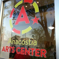 4/26/2013 tarihinde Eat Shop Live Anacostia !.ziyaretçi tarafından Anacostia Arts Center'de çekilen fotoğraf
