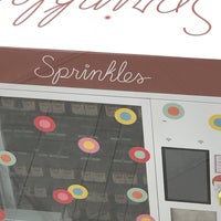 Photo prise au Sprinkles Westfield Fashion Square ATM par Christy A. le8/14/2020