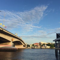 Photo taken at ท่าเรือข้ามฟากสะพานพระปิ่นเกล้า (ฝั่งธนบุรี) Phra Pin Klao Bridge (Thon Buri) Cross River Ferry Pier by PreawKC on 6/9/2016