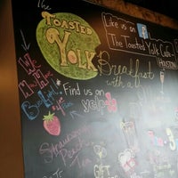 Foto tirada no(a) The Toasted Yolk Cafe por Brenda S. em 4/16/2016