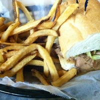 รูปภาพถ่ายที่ Dempsey&amp;#39;s Po-Boys โดย Chris M. เมื่อ 10/8/2012