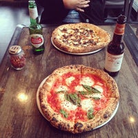 Foto tomada en Stone Neapolitan Pizzeria  por Corey B. el 11/13/2014