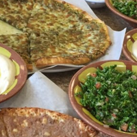 Das Foto wurde bei Petra Grill Mediterranean Cuisine von Petra Grill Mediterranean Cuisine am 12/16/2016 aufgenommen