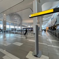 Foto diambil di Terminal B oleh Roland O. pada 10/19/2023