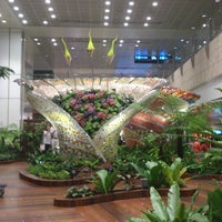 Photo taken at Singapore Changi Airport (SIN) by Em-em R. on 10/5/2013