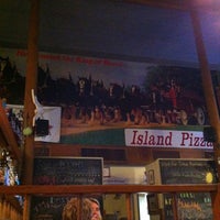 Photo prise au Island Pizza Restaurant par Jen M. le11/23/2012