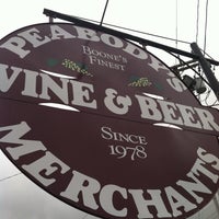 รูปภาพถ่ายที่ Peabody&amp;#39;s Wine &amp;amp; Beer Merchants โดย Luke F. เมื่อ 6/6/2013