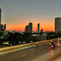 Photo taken at BTS Saphan Taksin (S6) by Kalil D. on 12/28/2023