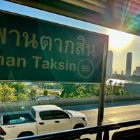 Photo taken at BTS Saphan Taksin (S6) by Kalil D. on 12/22/2023