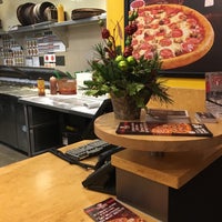 Foto tirada no(a) Toppers Pizza por Katrina K. em 12/26/2016