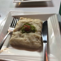 Foto tomada en Sarezar Dondurmalı İrmik Helvası Baklava &amp;amp; Kadayıf  por Özge Ç. el 6/6/2018