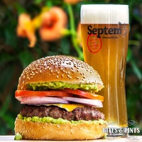 7/4/2017 tarihinde Bites &amp;amp; Pints Burger &amp;amp; Beer Barziyaretçi tarafından Bites &amp;amp; Pints Burger &amp;amp; Beer Bar'de çekilen fotoğraf