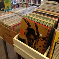 Foto scattata a Red Onion Records &amp;amp; Books da Johnathan R. il 10/13/2012