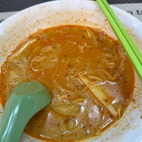 Photo taken at Ah Heng Curry Chicken Bee Hoon Mee 亚王咖喱鸡米粉面 by Calvin C. on 3/16/2023