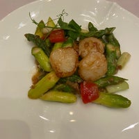 Photo taken at Jade Fullerton Restaurant 玉楼 by Calvin C. on 8/11/2021