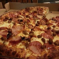 รูปภาพถ่ายที่ Toppers Pizza โดย Jayme L. เมื่อ 2/16/2013