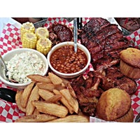 Photo taken at Famous Dave&amp;#39;s by oobalicious 💋 on 3/31/2013