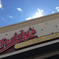 รูปภาพถ่ายที่ Teddy&amp;#39;s Burger Joint โดย John K. เมื่อ 7/15/2014