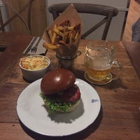Foto diambil di Dish fine burger bistro oleh Vláďa H. pada 2/6/2016