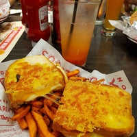 Photo taken at Red Robin Gourmet Burgers and Brews by Lis s. on 5/10/2018