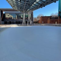 2/21/2022 tarihinde Laura W.ziyaretçi tarafından Silver Spring Ice Rink at Veterans Plaza'de çekilen fotoğraf