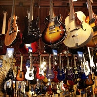 7/23/2013에 Stefan C.님이 Long &amp;amp; McQuade Musical Instruments에서 찍은 사진