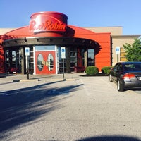 Photo taken at Red Robin Gourmet Burgers and Brews by Bayan S. on 7/25/2017