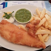 Photo taken at Pier 1 Fish and Chips by Tafa on 9/14/2014