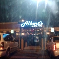 รูปภาพถ่ายที่ Albert&amp;#39;s on the Alley โดย Alicia M. เมื่อ 12/22/2012
