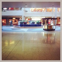 รูปภาพถ่ายที่ Century III Mall โดย StudioYMW เมื่อ 12/12/2012