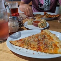 รูปภาพถ่ายที่ King of New York Pizzeria Pub โดย Tiffany T. เมื่อ 7/13/2019