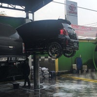 Photo taken at Master Snow Car Wash by Meidy S. on 10/5/2016