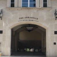 Foto tirada no(a) The Arrabelle at Vail Square por Laurie F. em 6/19/2017