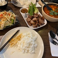 Foto diambil di E-Sarn Thai Cuisine oleh Tri N. pada 11/27/2022