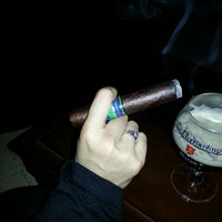 Das Foto wurde bei Fame Wine &amp;amp; Cigars von 강성수(Russ) am 12/17/2012 aufgenommen