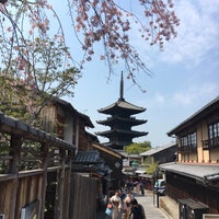 Photo taken at Houkanji Temple and Yasaka Pagoda by Akira M. on 4/15/2017