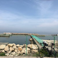 Photo taken at 淡輪海水浴場 ときめきビーチ by Masaya Nakano on 5/27/2018
