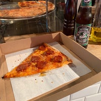 รูปภาพถ่ายที่ Mulberry Street New York Pizzeria โดย JinSoo H. เมื่อ 8/16/2019