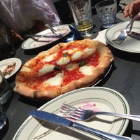 5/18/2013 tarihinde Mihooziyaretçi tarafından Pizzeria Delfina'de çekilen fotoğraf