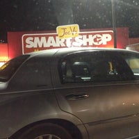 Foto tomada en Joe V&amp;#39;s Smart Shop  por Merari T. el 12/9/2012